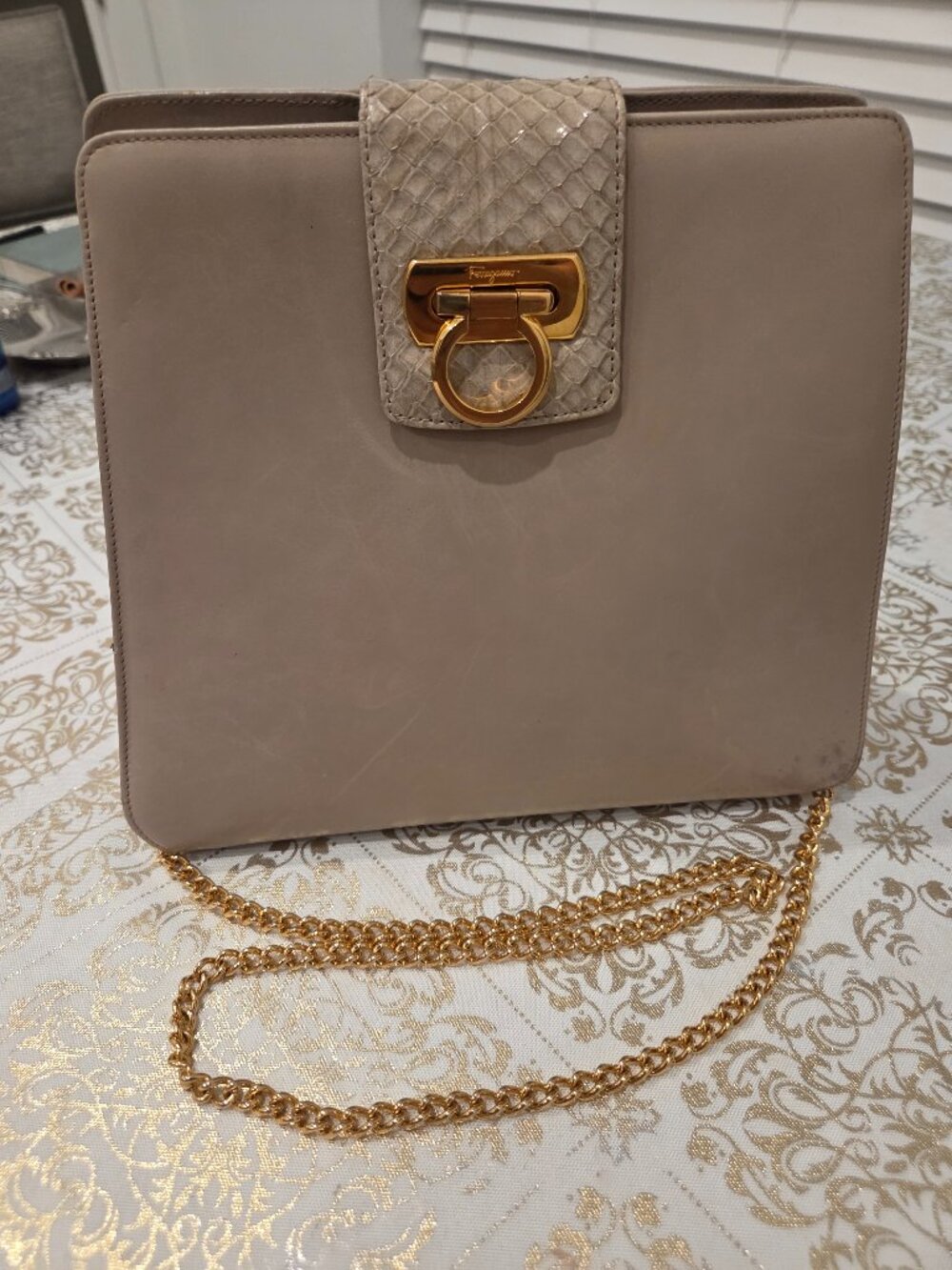 Cartera de Lujo Salvatore Ferragamo Gancini Beige con Detalle Exótico y Cadena